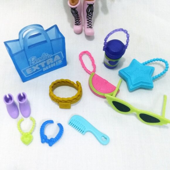 Barbie Extra Minis Boutique with One Mini Barbie & Some Accessories - Picture 5 of 16